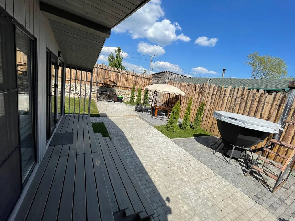 Уютный дизайнерский коттедж с территорией