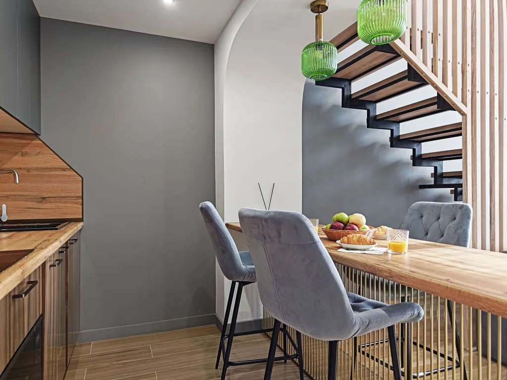 Дизайнерский двухуровневый апартамент с панорамным окном