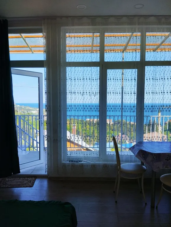 Уютная студия с шикарным видом на море и горы