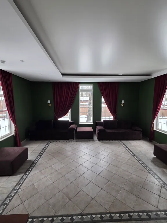 Загородный дом с бассейном и банкетным залом