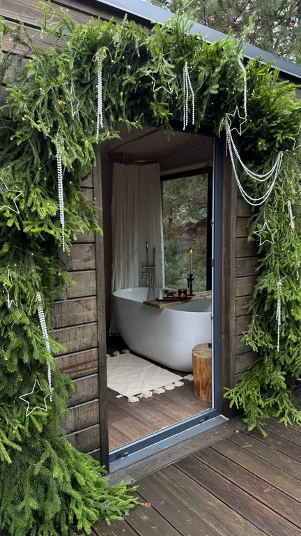 Скандинавский дом с ванной внутри и видом на лес