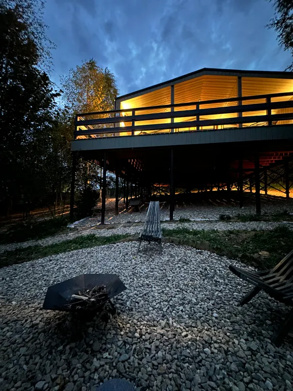 Дом в облаках у леса