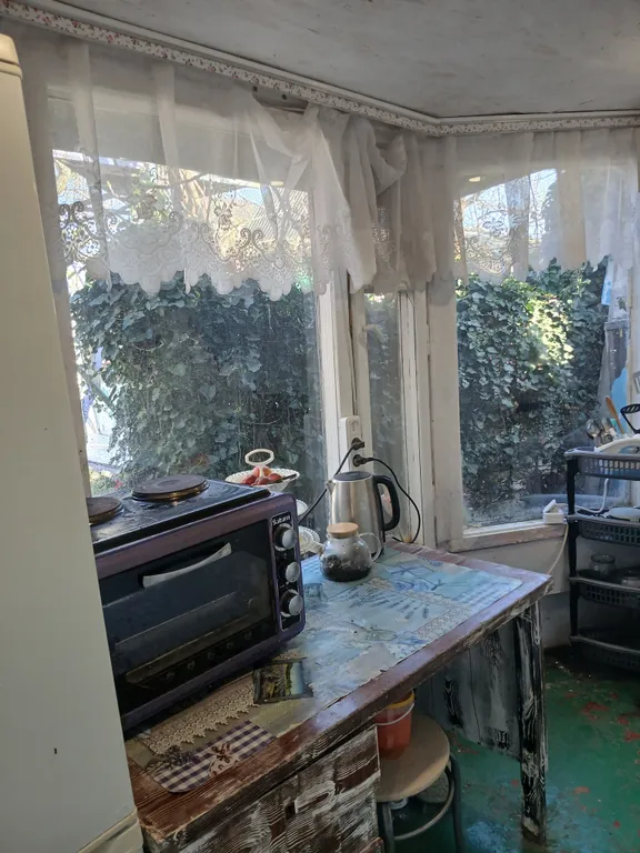 Маленькая комната со спальными местами в частном доме на даче