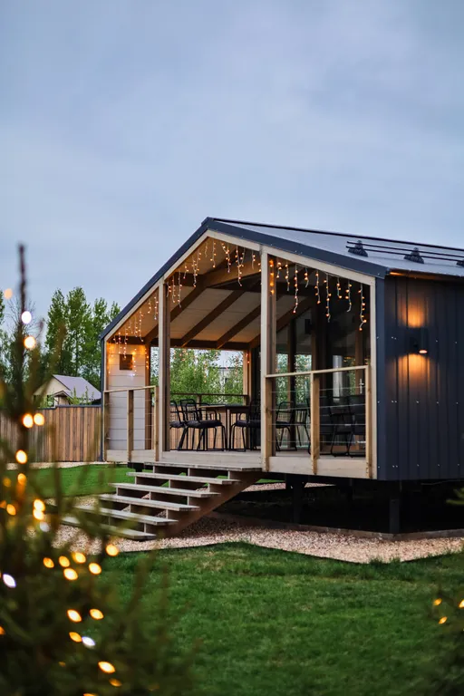 Черный дом на берегу водохранилища