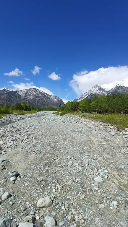 Дом у подножия гор Саяны