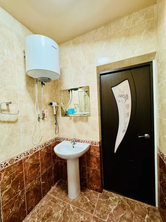 Трехместный номер с балконом, с видом на горы