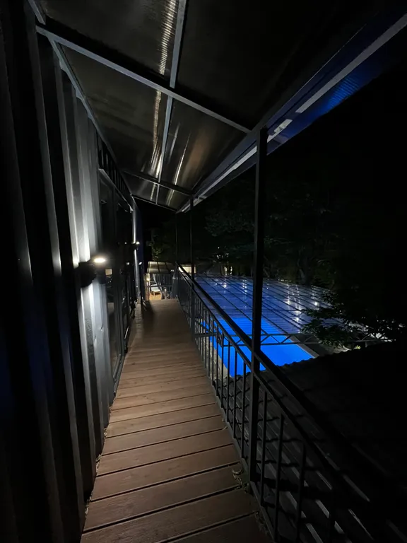 Домик в лесу с верандой и видом на море