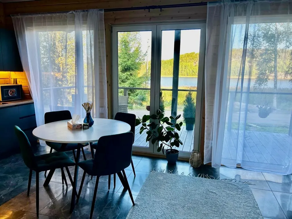 Тихий домик у леса и озера