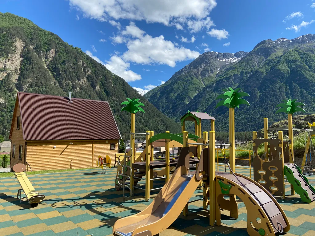 Уютный дом с детской площадкой