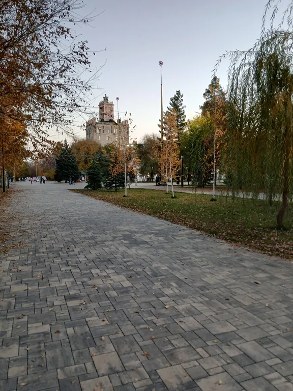 Жизнь с видом реку: огромная лоджия с панорамным остеклением в пол!