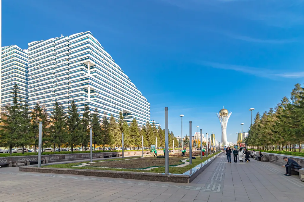 Рядом с Байтереком в золотом квадрате