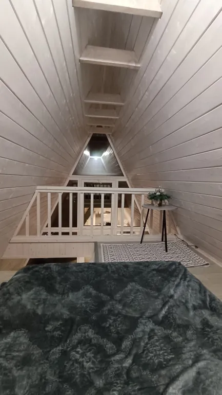 Атмосферный дом у леса с видом на горы