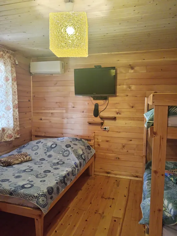 Гостевой дом вдали от берега и шума с кухней, туалетом, душем в доме