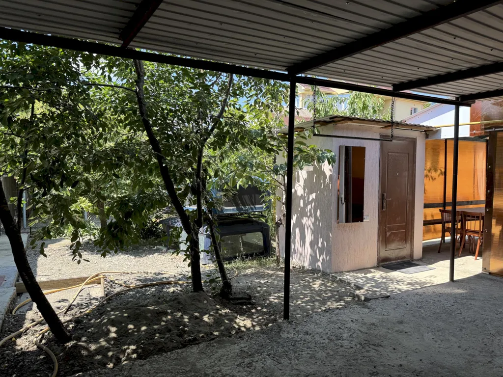 Четырёхкомнатный дом с двориком и мангалом – центр