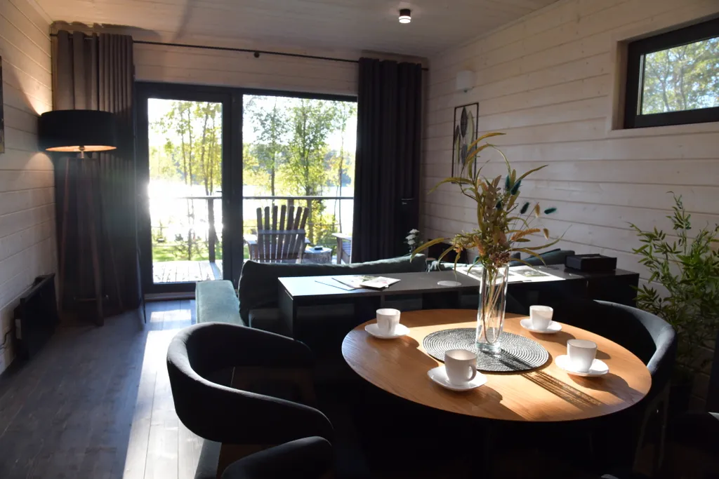 Уютный дом на живописной поляне в лесу с панорамными окнами