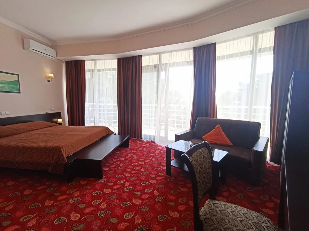 Номер-студия с видом на море на набережной Алушты в отеле Аквапарк