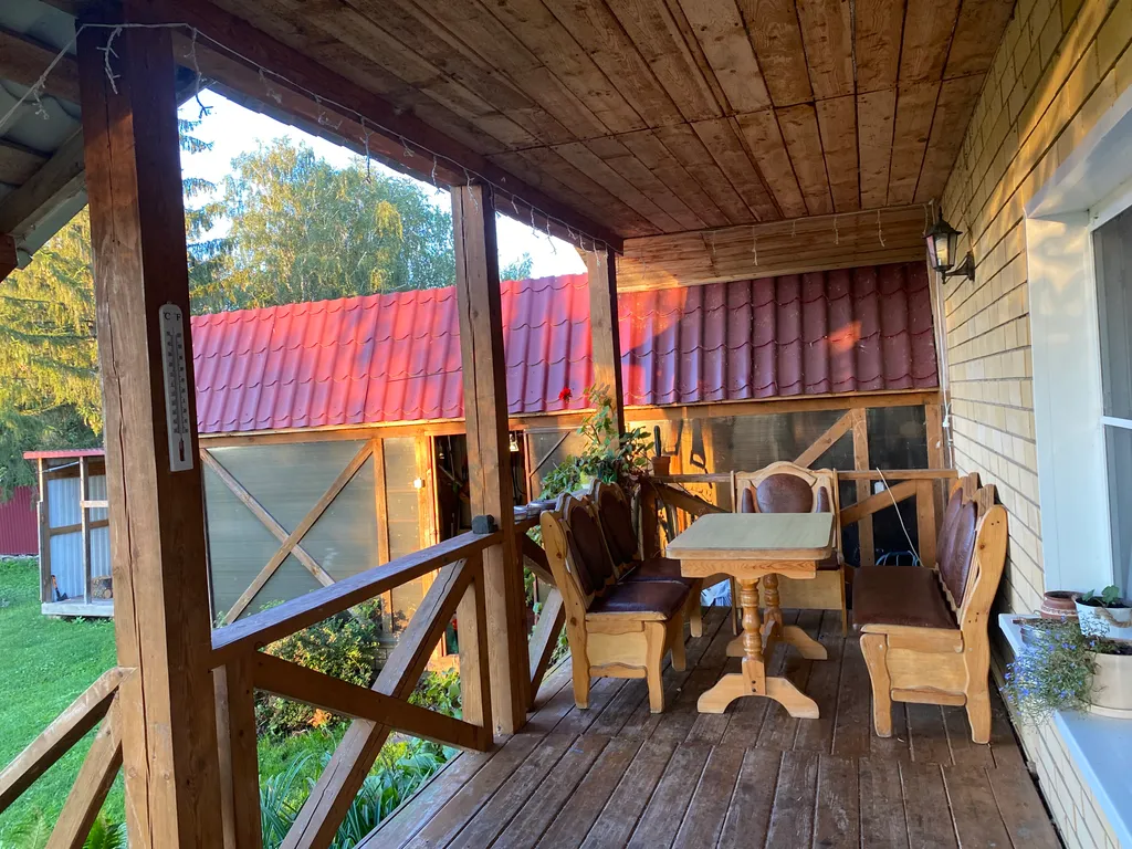 Дом и баня на берегу реки