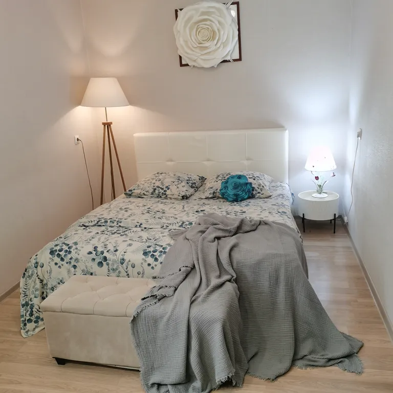 Центр города, уютная квартира в новом доме, лифт, парковочное место.