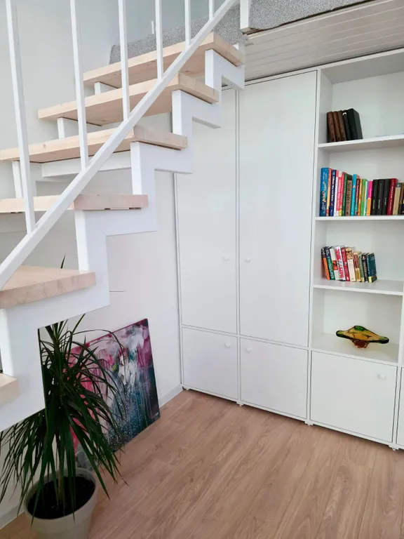 Новые апартаменты с высокими окнами на пешеходной улице