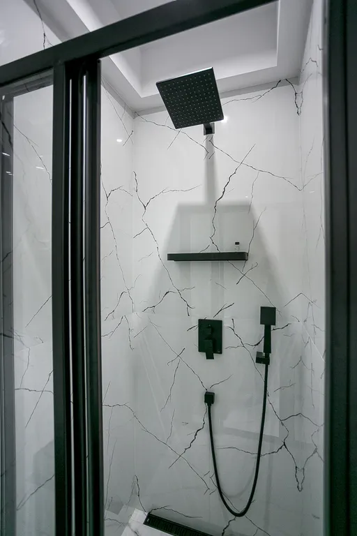 Стильная квартира "Черное&Белое" с видом на море