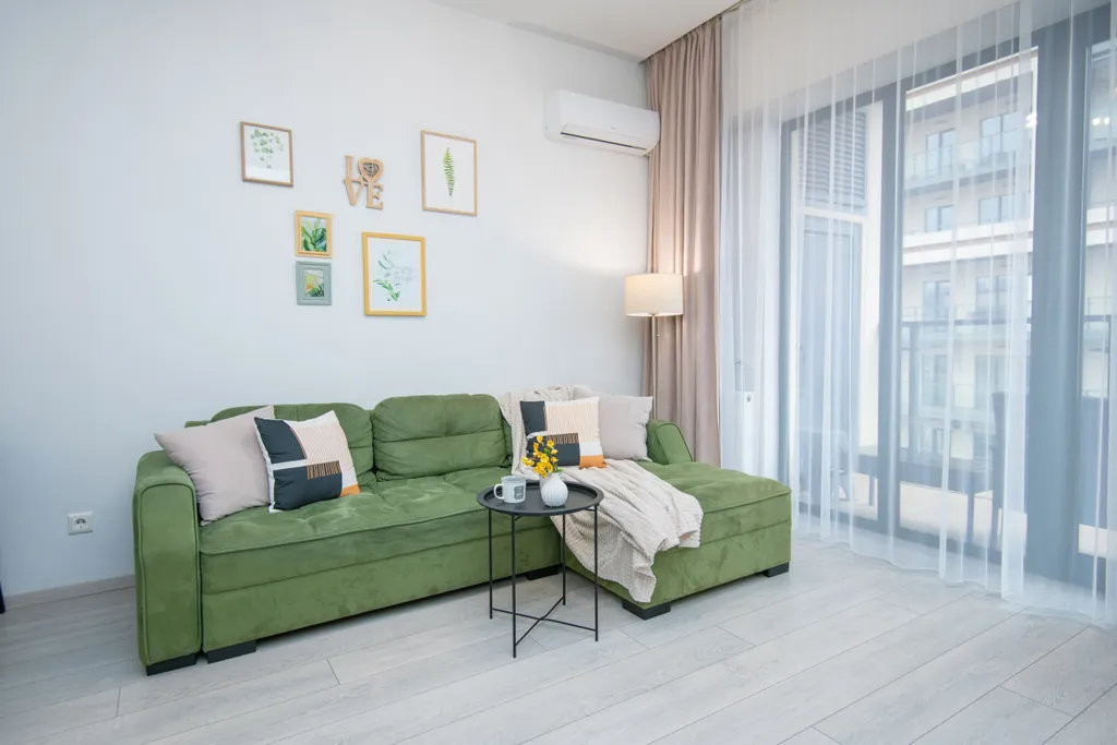 Уютные апартаменты с видом на колесо обозрения и город