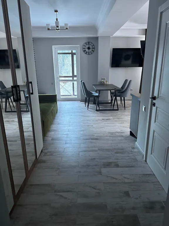 Квартира с дизайнерским евроремонтом и кухонной зоной