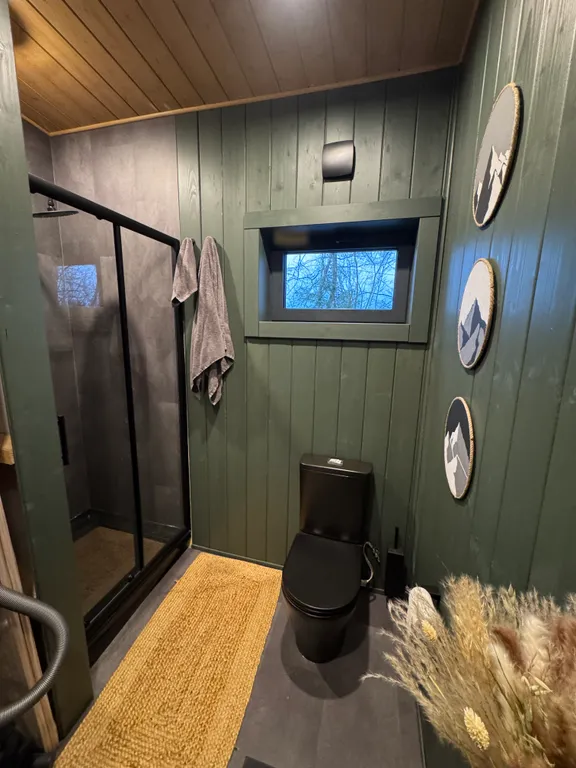 Дом у ручья в лесу