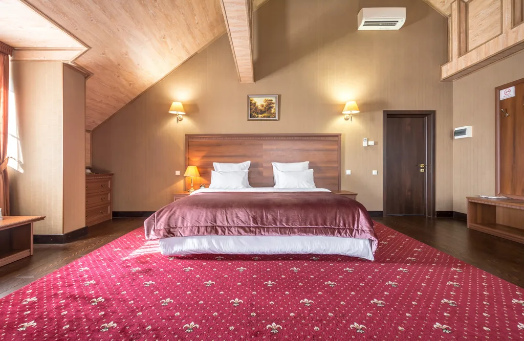 Элегантный номер с просторными окнами и высокими потолками ~ 5 метров!