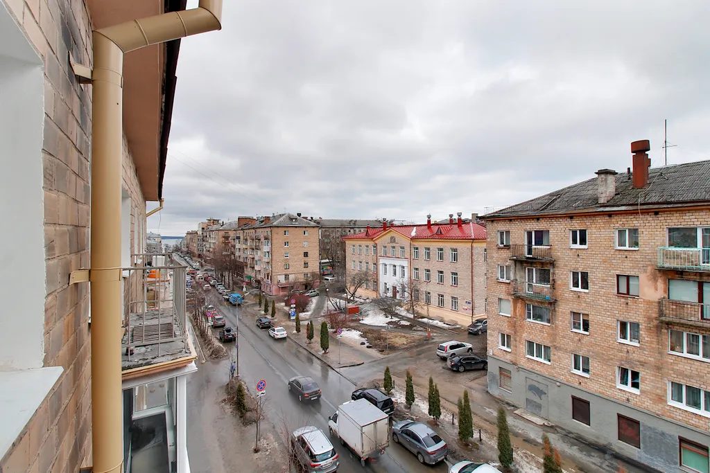 Стильная студия с балконом в самом центре