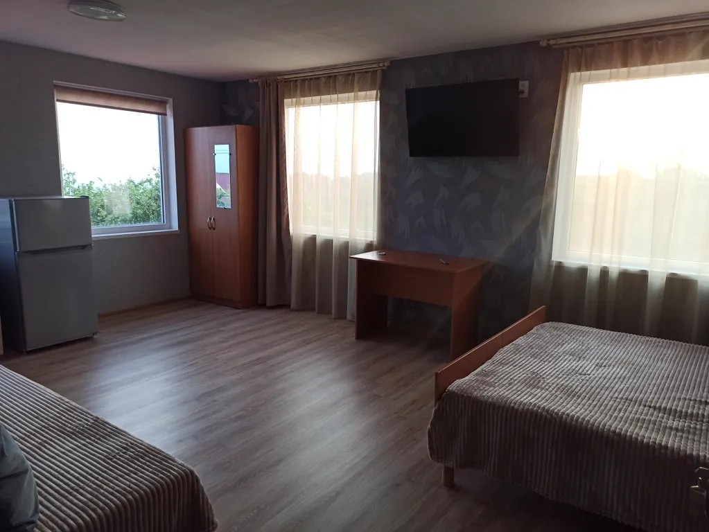 Комната с видом на море и горы