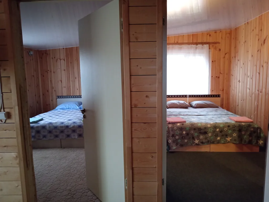 Тихий дом на берегу пруда