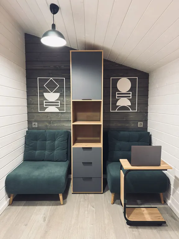 Дом у реки в сосновом лесу