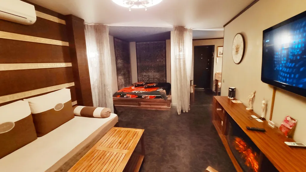 Квартира Коко Шанель с жёлтой ванной на львиных ножках