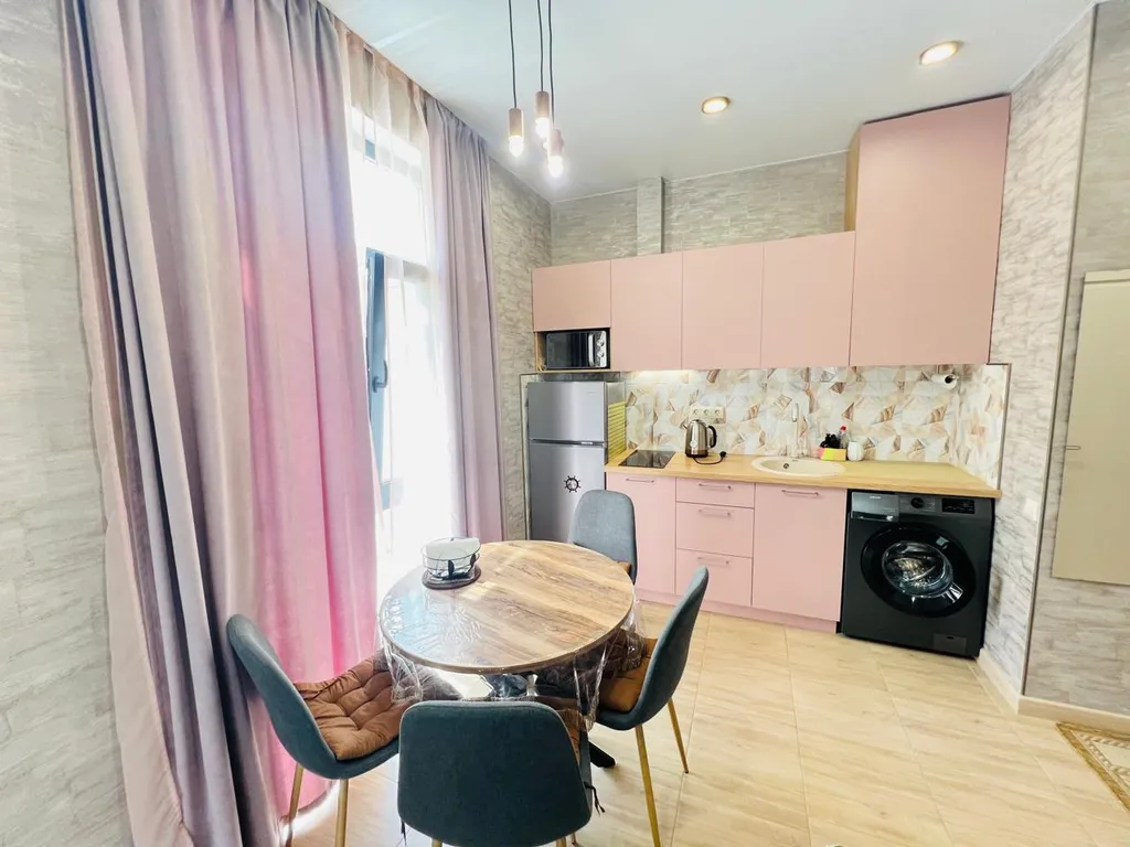 Студия с балконом и бассейном на территории