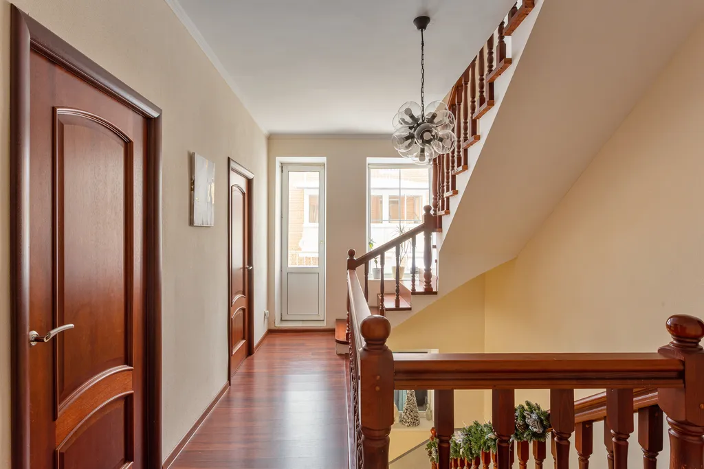 Таун-хаус в современном районе частной застройки