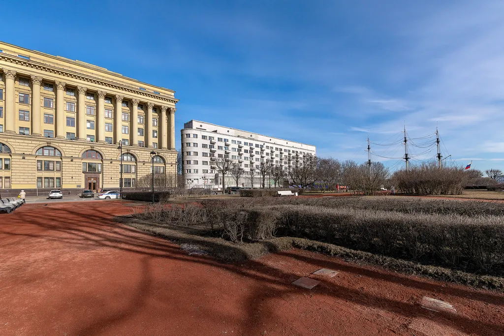 С видом на Неву в центре города