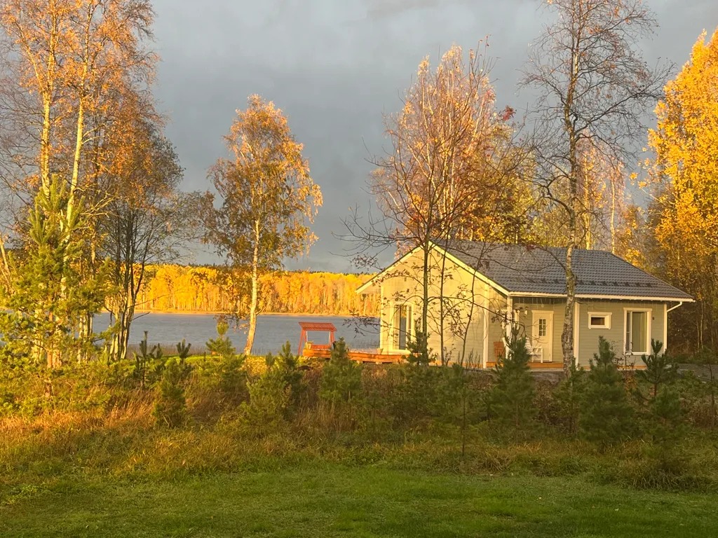 Домик в Карелии на берегу озера