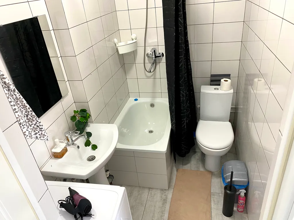 Уютная студия с качелями и видом на тихий зеленый сад