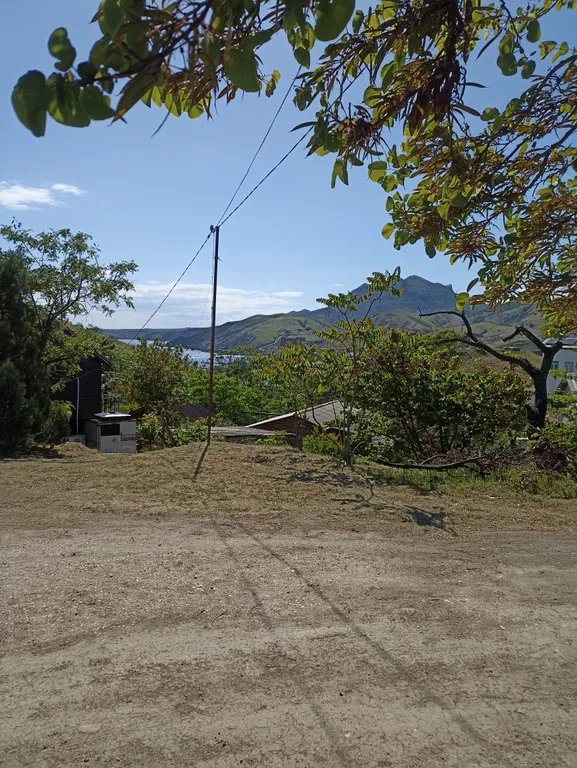 Трёхместный номер на берегу моря у подножия вулкана Кара-Даг