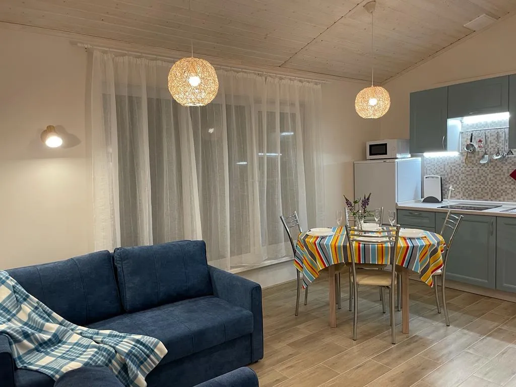 Дом у озера с шикарным видом на закат