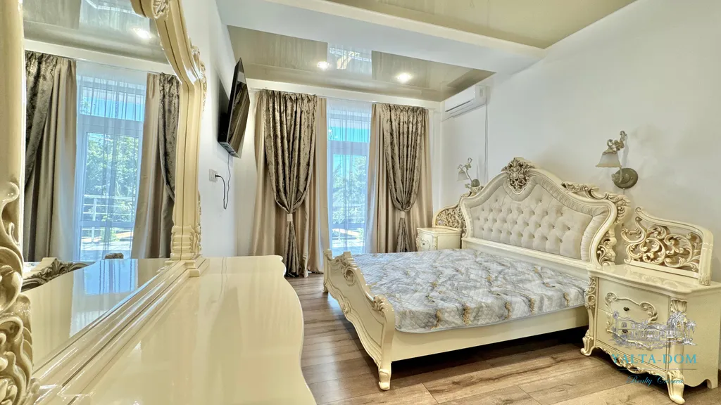 Дом с бассейном в районе Артека и горы Аю-Даг