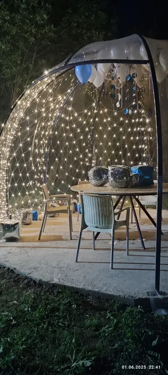 Дом с купольной беседкой на природе