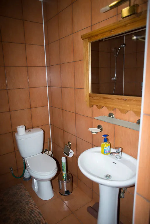 Уютный просторный номер в гостинице в сосновом лесу и на берегу озера