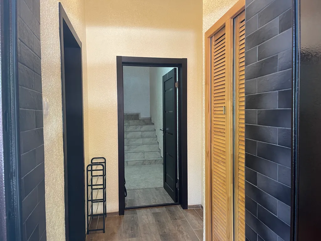 Коттедж 3 этажа, 4 комнаты.. В центре п. Небуг.