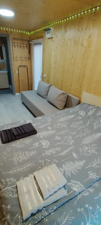 Тёплый домик в лесу с видом на горы