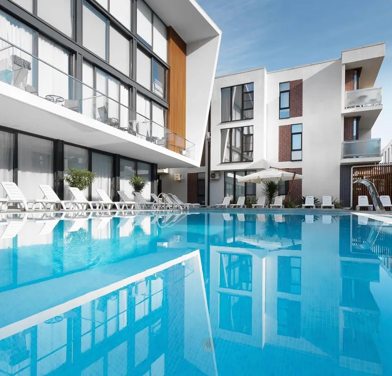 Апартаменты с террасой 80м2, тёплым бассейном и русской баней