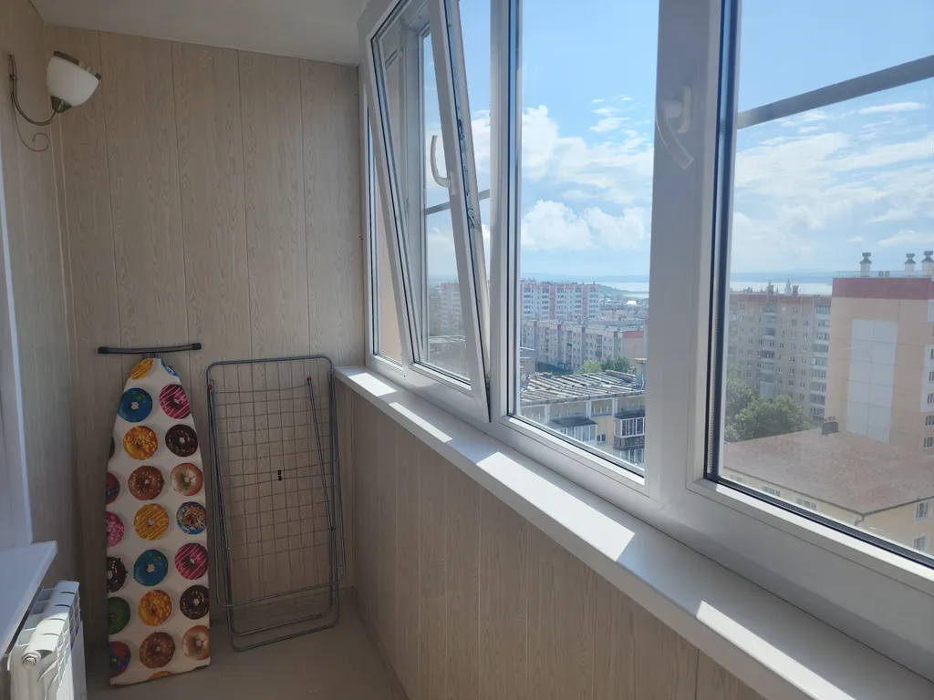 Уютная однокомнатная квартира с видом на озеро рядом с вокзалом