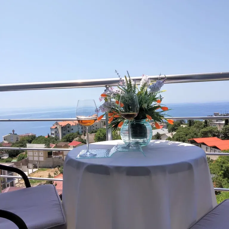 Квартира с очень красивыми видами на море, побережье ЮБК и гору Ай-Петр — аренда посуточно в Гаспра