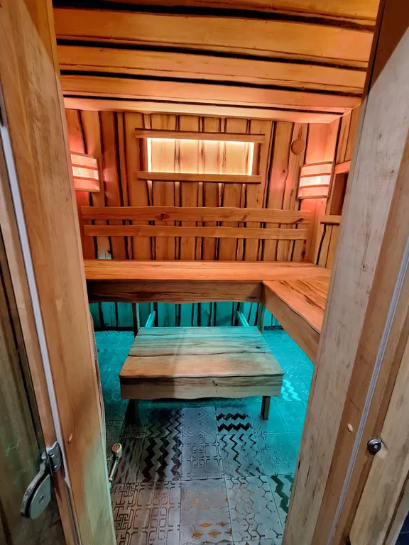 Барнхаус в лесу с розовой гостиной