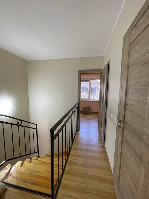 Двухэтажный дом на берегу моря